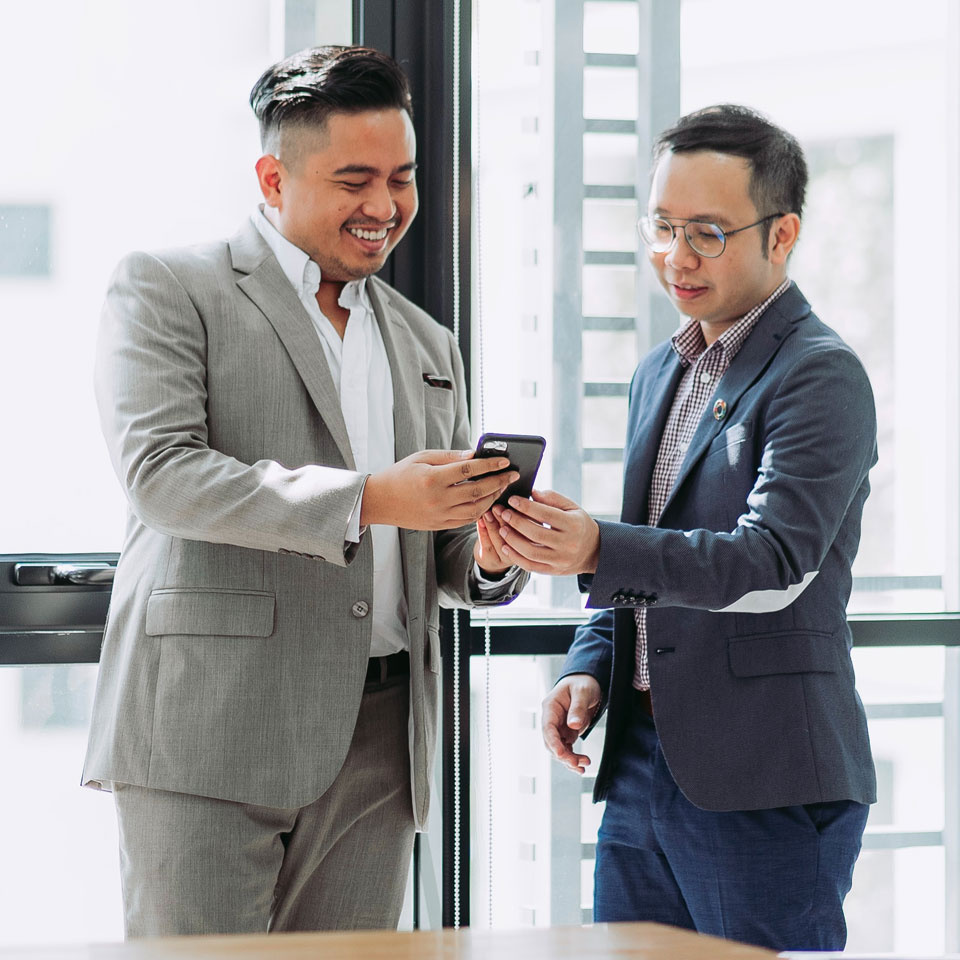 Small Business Consulting UK Two company directors meeting to agree a written plan